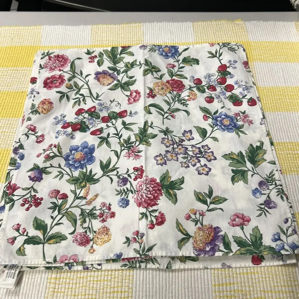 Vintage 1980s 1990s WILTON COURT floral print / strawberry Cotton Table Napkin